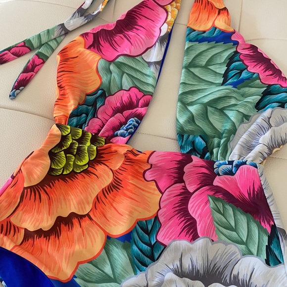 Backless One piece - Picture 2 of 8